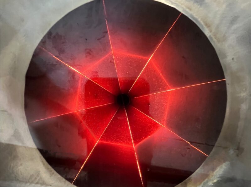 Nahaufnahme eines rot glühenden Receivers von Synhelion.